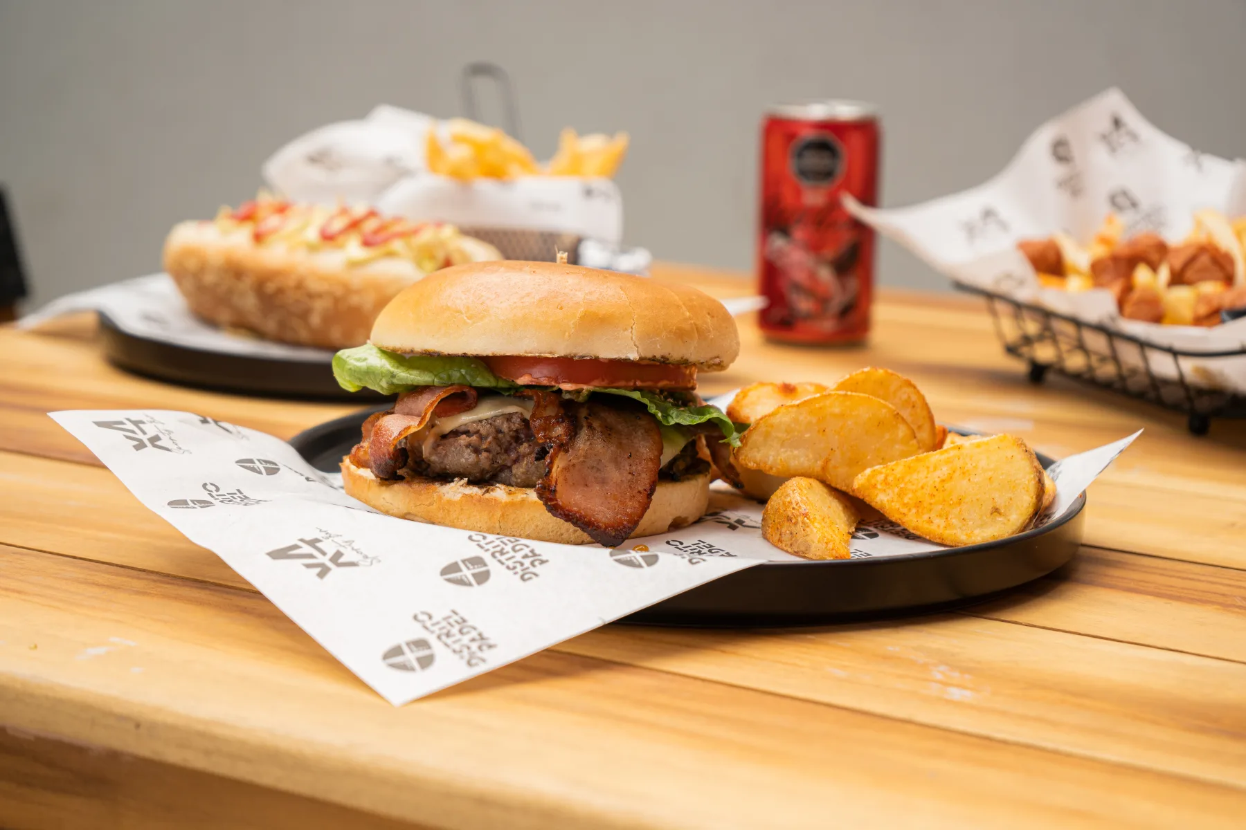 Hamburguesa con papas en X4 Sportsbar