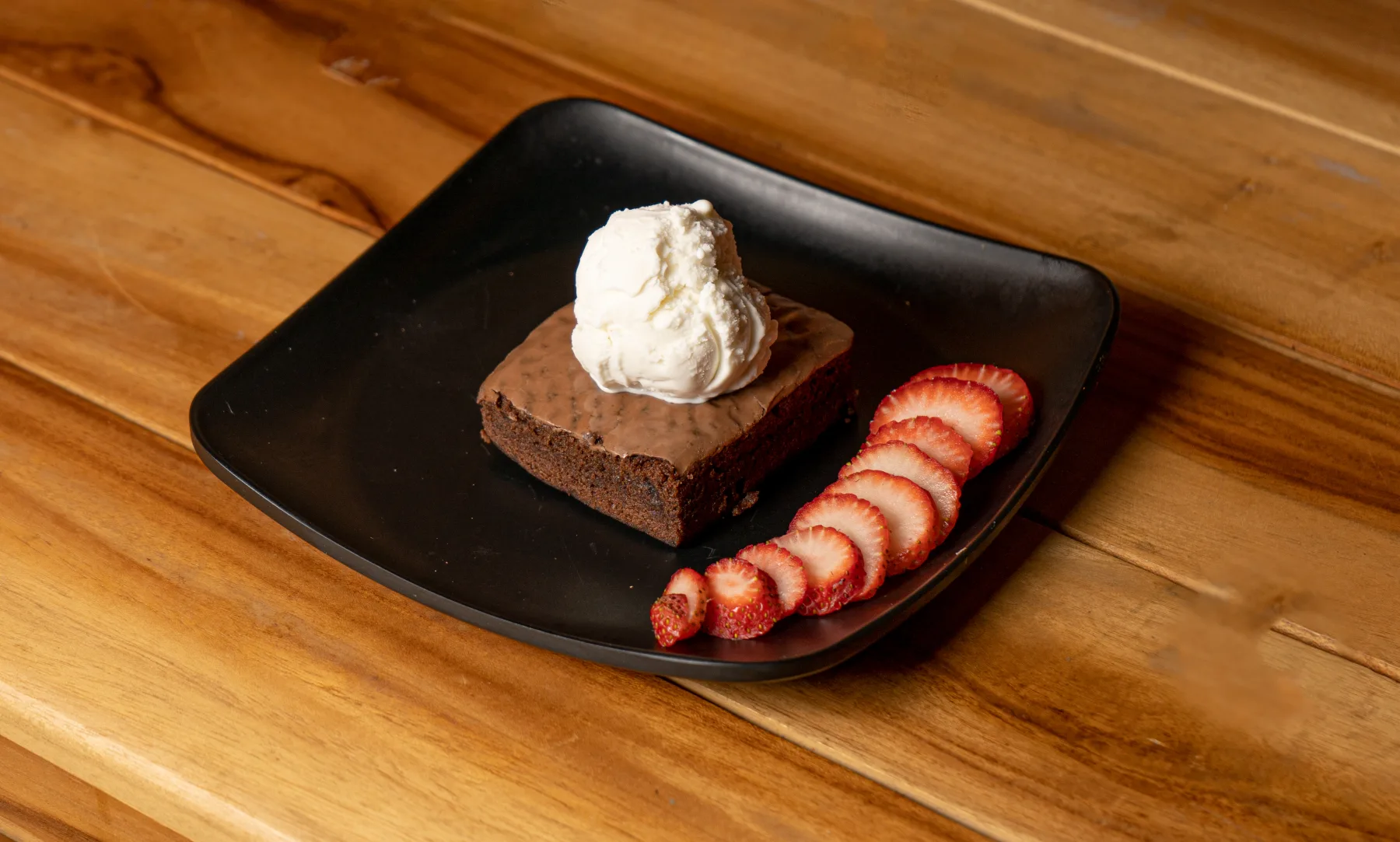 Brownie con helado y fresas en X4 Sportsbar