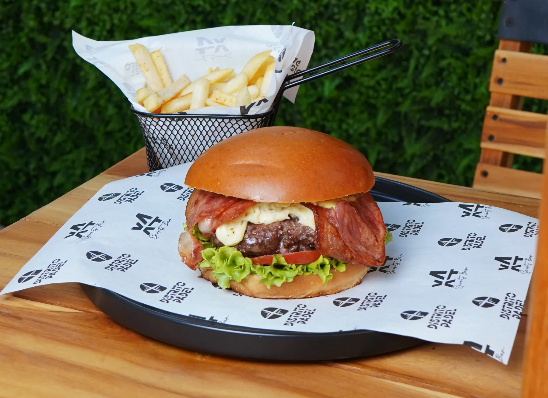 Hamburguesa con papas en la terraza de X4